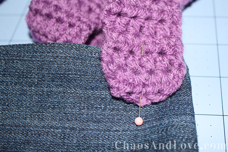 Tutorial for an easy tween-sized purse with a super fun crochet heart applique.